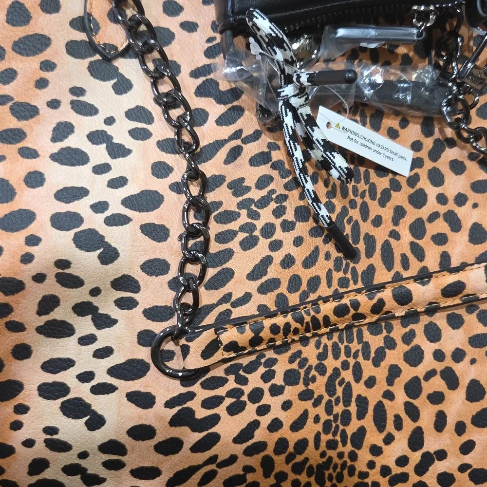 🖤🔹️Betsey Johnson 🔹️XOTOTE-L  Leopard Print 2pc Tote with Black Bag Charm - Picture 13 of 17